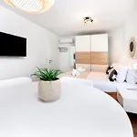 לינה וארוחת בוקר Bohemian